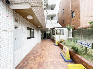 【エントランス】 | マンションの正面エントランス。出入りする人間を癒してくれるマンション入り口であり、その建物の「顔」でもあります。～即日のご見学可能～　お問合せはお気軽にどうぞ。
