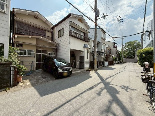 太秦堀ケ内町の前面道路含む現地写真|【外観】
玄関から前道まで約２．８ｍあるのでお子様の飛び出しにも安心です！
