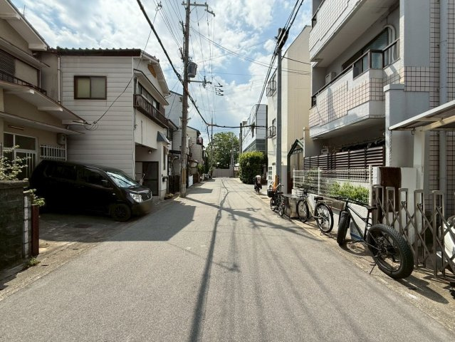 太秦堀ケ内町の前面道路含む現地写真|【前道】
前道北側幅員約５.８ｍです♪ゆとりがございます！
