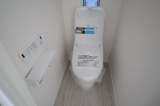 《仲介手数料無料》中央区上落合７丁目2-1新築一戸建てメルディアのトイレ|撮影日 2025年11月1日 15:00 晴れ