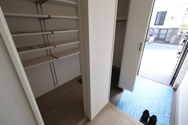 《仲介手数料無料》中央区上落合７丁目2-1新築一戸建てメルディアの玄関|撮影日 2025年11月1日 15:00 晴れ