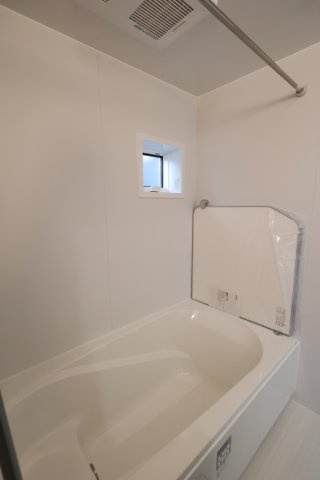 《仲介手数料無料》中央区上落合７丁目2-1新築一戸建てメルディアの浴室|撮影日 2025年11月1日 15:00 晴れ