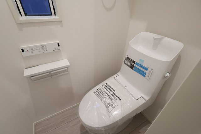 《仲介手数料無料》中央区上落合７丁目2-1新築一戸建てメルディアのトイレ|撮影日 2025年11月1日 15:00 晴れ