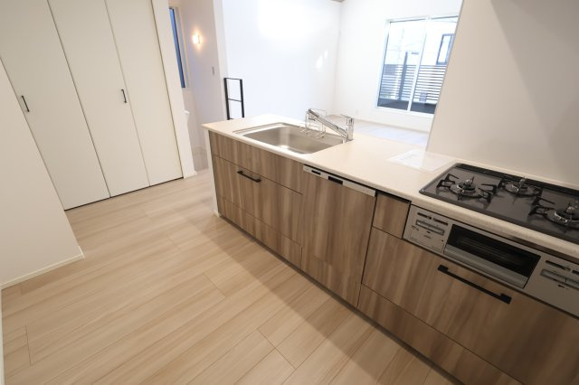 《仲介手数料無料》中央区上落合７丁目2-1新築一戸建てメルディアのキッチン|撮影日 2025年11月1日 15:00 晴れ