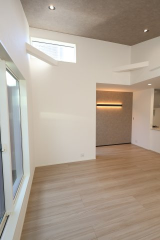 《仲介手数料無料》中央区上落合７丁目2-1新築一戸建てメルディアの居間・リビング|撮影日 2025年11月1日 15:00 晴れ