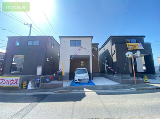 【外観】 | 販売現地
モダンなデザインが印象的な広々とした外観。閑静な住宅街に佇む魅力的な物件です。