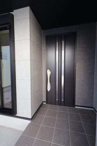 《仲介手数料無料》中央区上落合７丁目2-1新築一戸建てメルディアの玄関|撮影日 2025年11月1日 15:20 晴れ