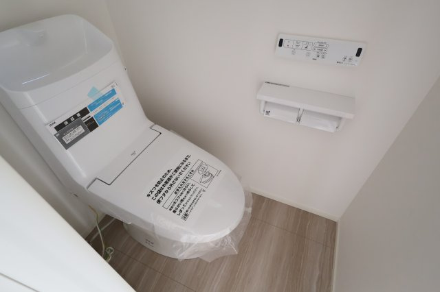 《仲介手数料無料》中央区上落合７丁目2-1新築一戸建てメルディアのトイレ|撮影日 2025年11月1日 15:20 晴れ