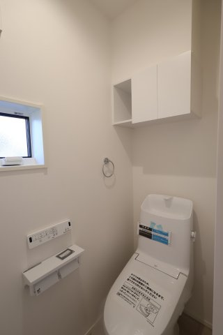 《仲介手数料無料》中央区上落合７丁目2-1新築一戸建てメルディアのトイレ|撮影日 2025年11月1日 15:20 晴れ