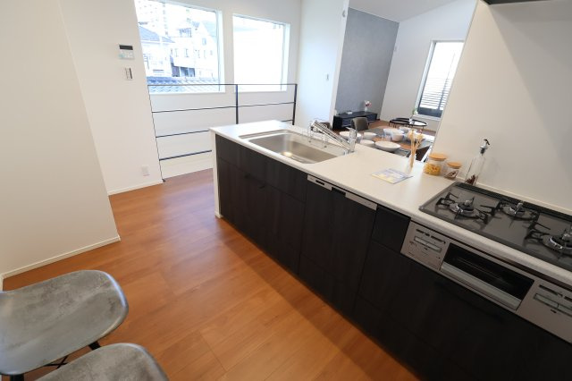《仲介手数料無料》中央区上落合７丁目2-1新築一戸建てメルディアのキッチン|撮影日 2025年11月1日 15:20 晴れ