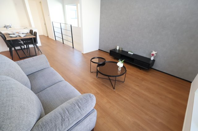 《仲介手数料無料》中央区上落合７丁目2-1新築一戸建てメルディアの居間・リビング|撮影日 2025年11月1日 15:20 晴れ