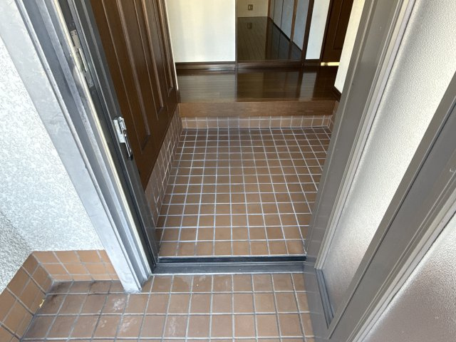 狩山邸戸建貸家の玄関
