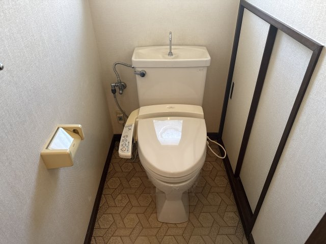 狩山邸戸建貸家のトイレ