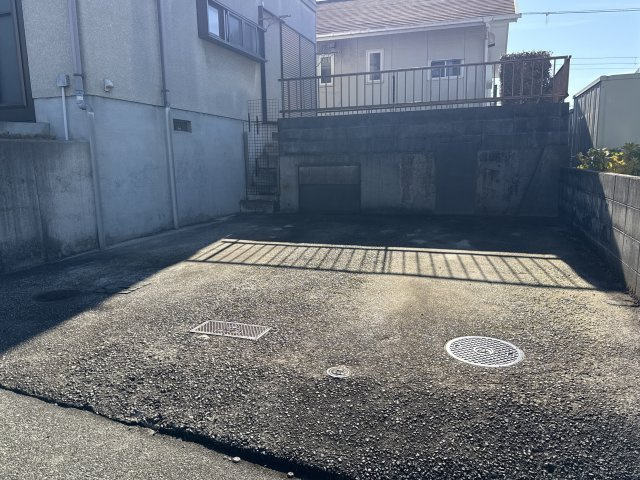 狩山邸戸建貸家の駐車場