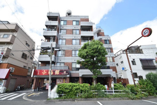 【外観】 | 青空によく映える建物です。手入れの行き届いた外壁やマンション正面エントランスなど、綺麗な姿をぜひ一度、現地にてご覧ください。～即日のご見学可能～　お問合せはお気軽にどうぞ。