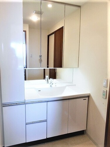 パークヒルズ己斐西町の洗面所|三面鏡付き洗面化粧台　※2020年5月撮影