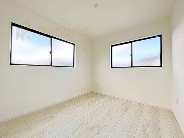 水戸市笠原町2期　新築戸建て　4号棟の洋室|2面窓の風通しの良い洋室です♪差し込む暖かな陽当たりで、室内がくつろげる空間に早変わりです♪