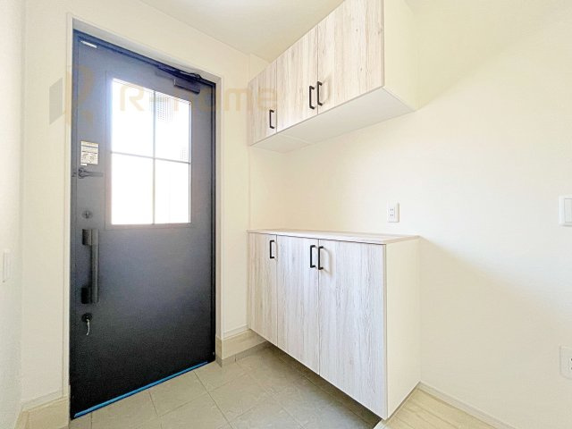 水戸市笠原町2期　新築戸建て　4号棟の玄関|気持ちよくご家族やゲストを送迎できる穏やかな雰囲気の玄関♪大きな下駄箱で玄関廻りスッキリ♪