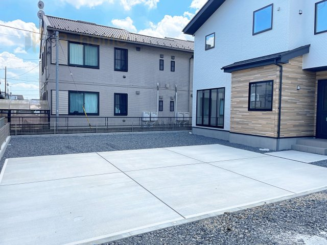 水戸市笠原町2期　新築戸建て　4号棟の駐車場|カースペースは3台完備。ゲスト用のスペースも確保できますね♪