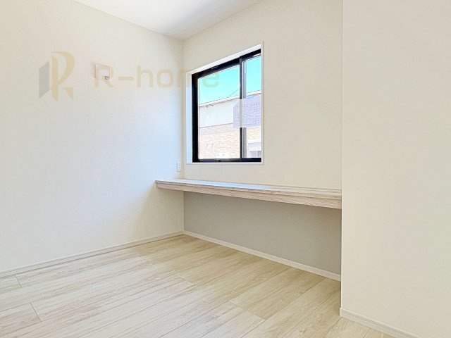 水戸市笠原町2期　新築戸建て　4号棟の居間・リビング|リビングに便利なカフェカウンター！お子様の勉強や作業スペースに♪