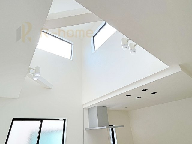 水戸市笠原町2期　新築戸建て　4号棟の居間・リビング|開放感溢れる上部吹抜け！明るい自然光が差し込む心地よい空間♪