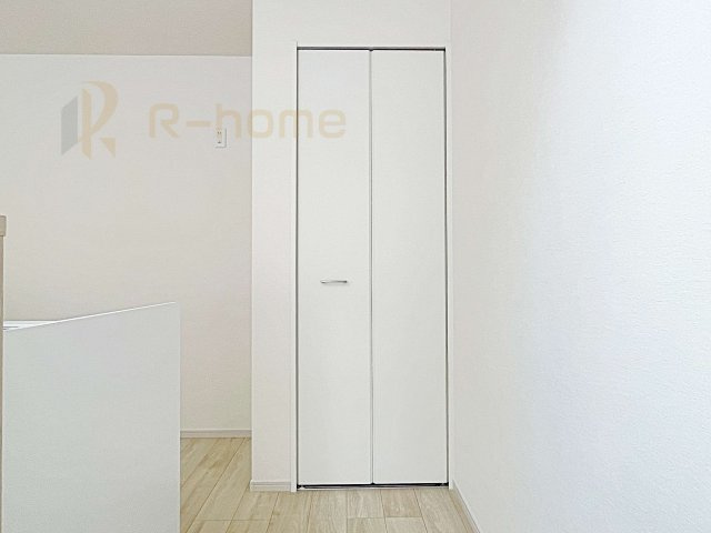 水戸市笠原町2期　新築戸建て　4号棟の収納|キッチンパントリーとしても活用できる収納！リビングに物を出さず、綺麗を保てそうですね♪