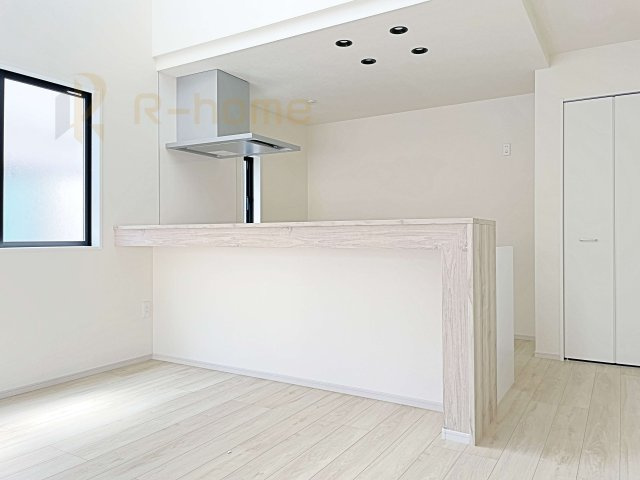 水戸市笠原町2期　新築戸建て　4号棟のキッチン|リビングで遊ぶお子様にも目が届くカウンターキッチン！