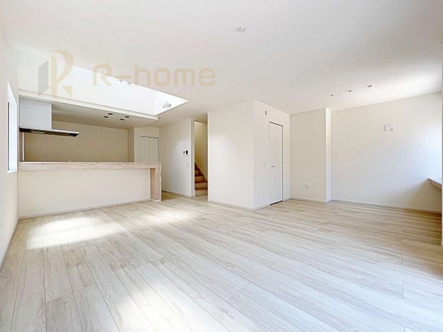 水戸市笠原町2期　新築戸建て　4号棟の居間・リビング|広々としたLDK♪自然と家族が集まるリビング階段プラン♪