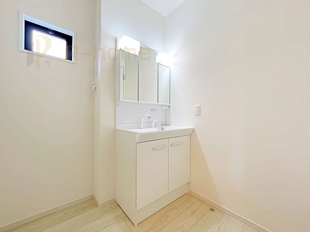 水戸市笠原町2期　新築戸建て　4号棟の洗面所|清潔感溢れる洗面台は嬉しい三面鏡付き。洗剤や歯ブラシなどもすっきり収納できます♪