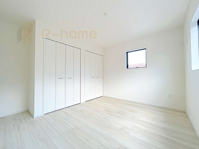 水戸市笠原町2期　新築戸建て　4号棟の洋室|どんな部屋家具も合わせやすいシンプルな洋室！
たっぷりの日差しと心地よい風が舞い込む住まい♪