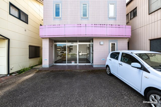 吉田1丁目戸建（1F事務所有）の前面道路含む現地写真