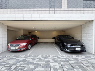 【駐車場】 | マンションの駐車場スペース。空きの有無や駐車料金、サイズ規定などについては、改めてお問い合わせください。～即日のご見学可能～　お問合せはお気軽にどうぞ。
