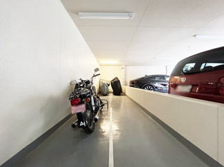 【駐車場】 | バイク置き場。空き区画の有無や駐輪料金、サイズおよび排気量規定などについては、改めてお問い合わせください。～即日のご見学可能～　お問合せはお気軽にどうぞ。
