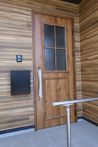 《仲介手数料無料》岩槻区大字掛186-13(全1戸)新築一戸建てケイアイテラスの玄関|撮影日 2025年11月22日 13:00 晴れ