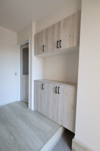 《仲介手数料無料》岩槻区大字掛186-13(全1戸)新築一戸建てケイアイテラスの玄関|撮影日 2025年11月22日 13:00 晴れ