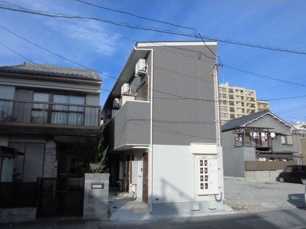 アースクエイク名港の外観