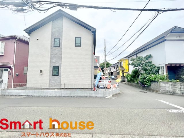 相模原市南区若松　新築1棟！の前面道路含む現地写真|オシャレな外観は、人の目を引くだけではなく自慢したくなりますね！植木を置いたりアレンジは、自由です。自分の好みに仕上げましょう♪
