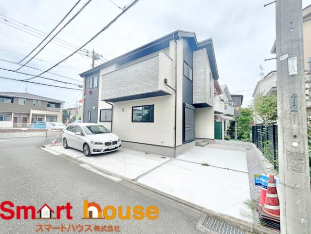 相模原市南区若松　新築1棟！の外観|外壁が周囲の街並みと青空に生えるお洒落な仕上がり！周囲には高い建物のないエリア。青い空が大きく感じますね。