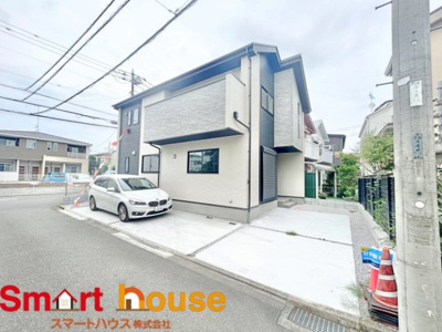 【外観】 | 相模原市南区若松　新築1棟！ | 外壁が周囲の街並みと青空に生えるお洒落な仕上がり！周囲には高い建物のないエリア。青い空が大きく感じますね。