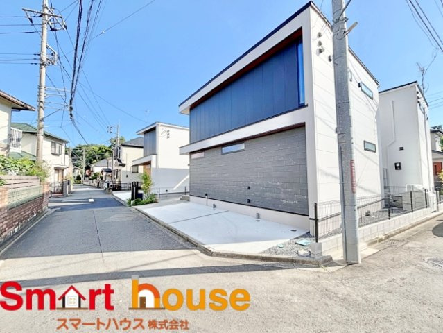 相模原市中央区陽光台　新築1棟の前面道路含む現地写真|お住まいの前面道路が広いと駐車が楽になり、陽当たりも遮られないので明るく居心地の良いお家になります♪