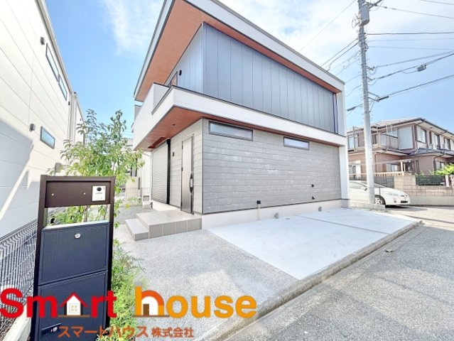 相模原市中央区陽光台　新築1棟の外観|外壁が周囲の街並みと青空に生えるお洒落な仕上がり！周囲には高い建物のないエリア。青い空が大きく感じますね。