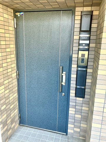 ロイヤルガーデンプラザ宇多津駅前壱番館の玄関