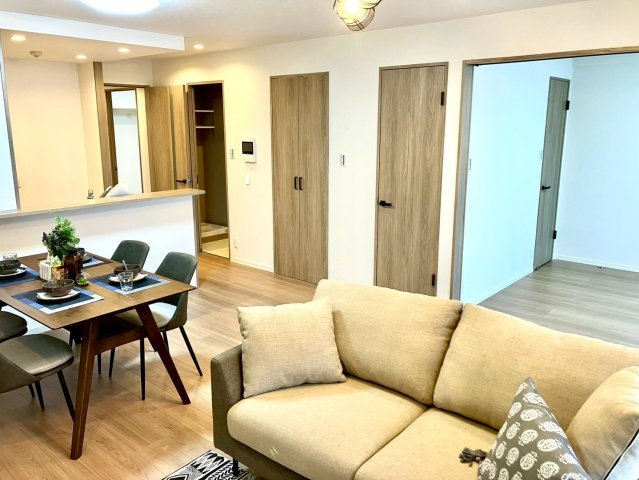 ロイヤルガーデンプラザ宇多津駅前壱番館の居間・リビング