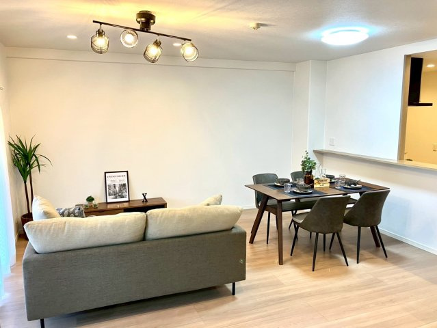 ロイヤルガーデンプラザ宇多津駅前壱番館の居間・リビング