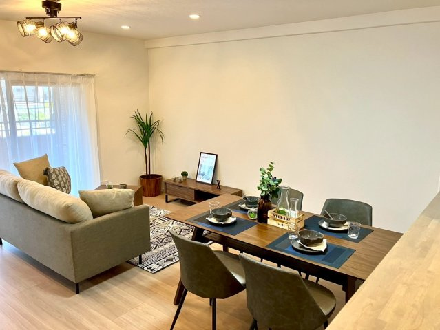 ロイヤルガーデンプラザ宇多津駅前壱番館の居間・リビング