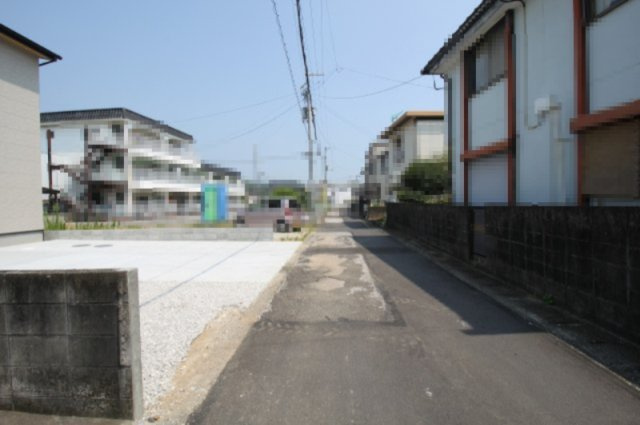 香南市野市町西野　新築戸建　西棟（全2区画）の前面道路含む現地写真|南西側