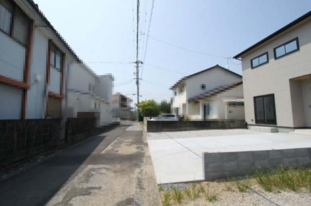 香南市野市町西野　新築戸建　西棟（全2区画）の前面道路含む現地写真|南西側