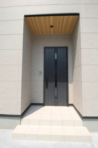 香南市野市町西野　新築戸建　西棟（全2区画）の玄関