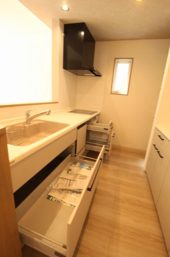 香南市野市町西野　新築戸建　西棟（全2区画）のキッチン|収納