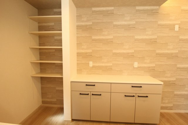 香南市野市町西野　新築戸建　西棟（全2区画）の収納|カップボード＆パントリー